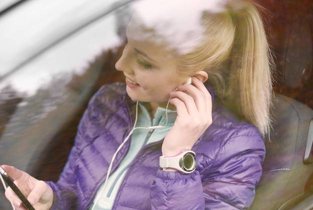 Jak nagrać muzykę do samochodu i cieszyć się ulubionymi utworami w trasie?