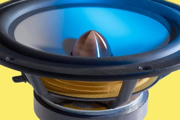 Jakie głośniki do samochodu sprawdzą się podczas codziennej jazdy?