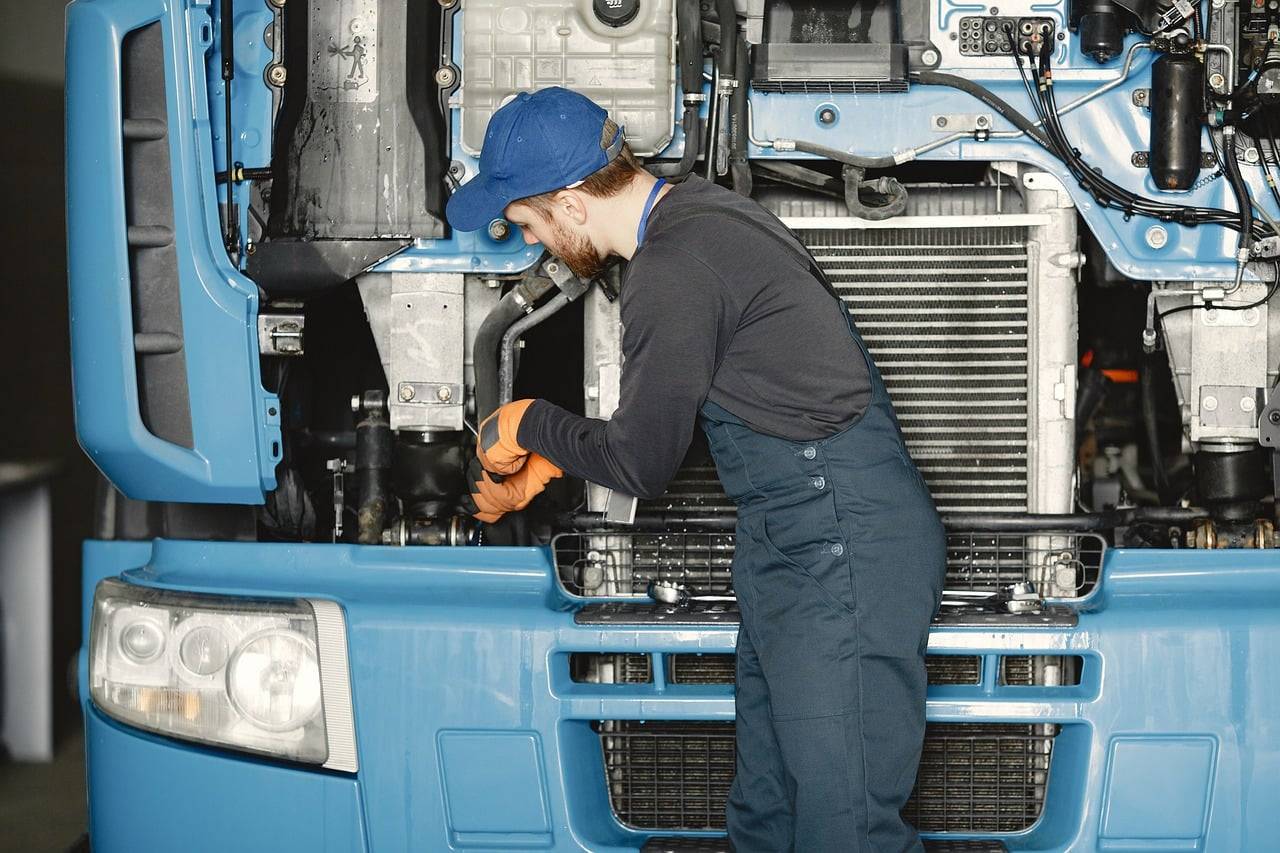 Ile zarabia mechanik samochodowy w serwisie i od czego zależy jego pensja?