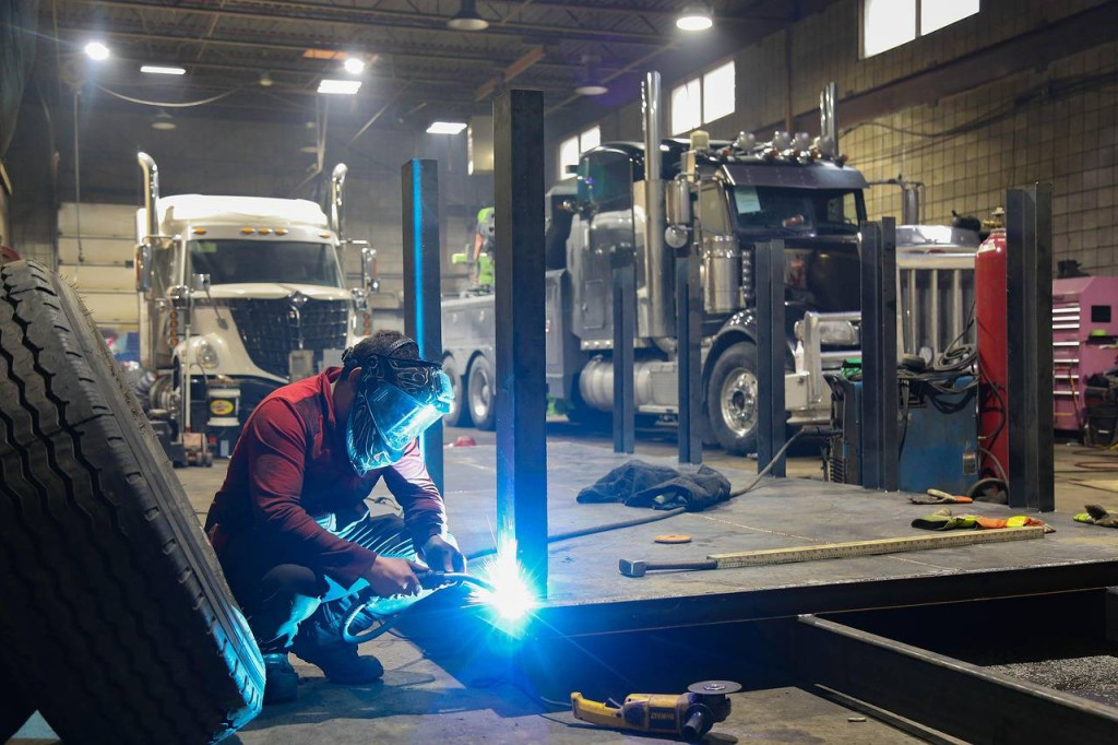 Ile zarabiał mechanik samochodów ciężarowych w 2026 roku?